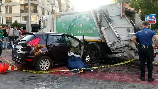 OTOMOBİL, ÇÖP KAMYONUNUN ALTINA GİRDİ 2 ÖLÜ, 2 YARALI
