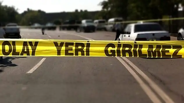 OTOMOBİL DEREYE DEVRİLDİ 3 ÖLÜ, 5 YARALI