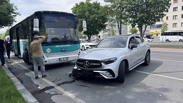 Kayseri'de otomobil halk otobüsü ile çarpıştı: 1 kişi yaralandı