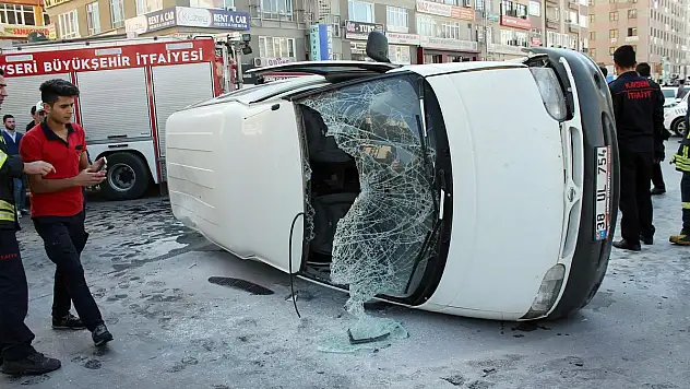 OTOMOBİL İLE ÇARPIŞAN ARAÇ YAN YATTI