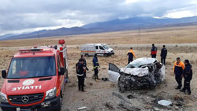 OTOMOBİL İLE MİNİBÜS KAFA KAFAYA ÇARPIŞTI: 3 ÖLÜ, 4 YARALI