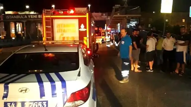 Otomobil, metrobüs durağındaki yolculara çarptı 6 yaralı