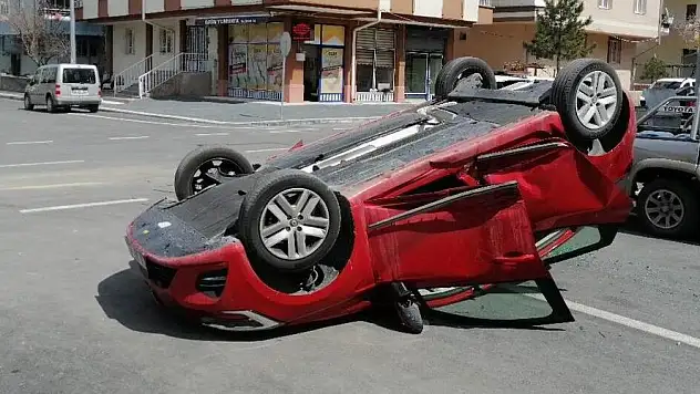 OTOMOBİL TAKLA ATTI: 1'İ ÇOCUK 3 YARALI