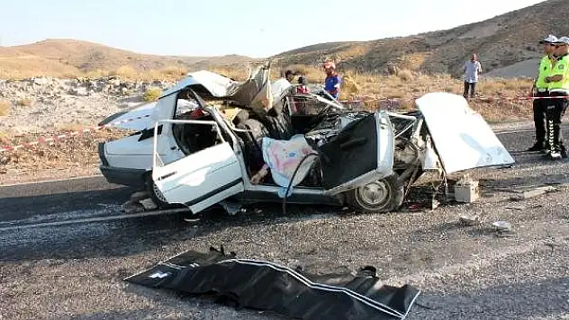 OTOMOBİL TIR'A ÇARPTI  2 ÖLÜ 2 YARALI