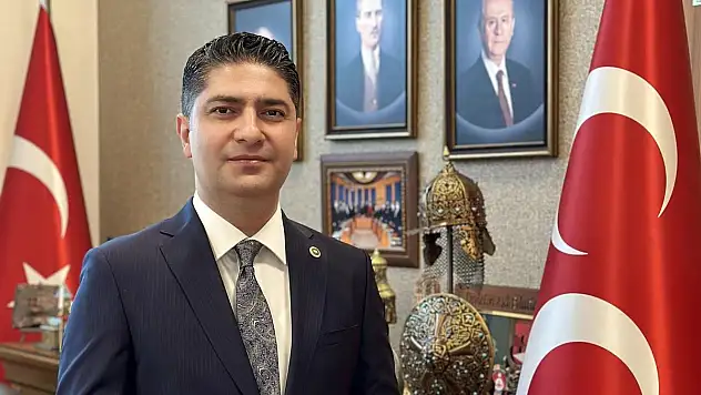 ÖZDEMİR'DEN ÖZEL'İN 'KIRMIZI KART' GÖSTERİSİNE ELEŞTİRİ