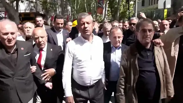 Özel'den Ankara'da güç gösterisi: Kalabalıkla Anıtkabir'e yürüyor