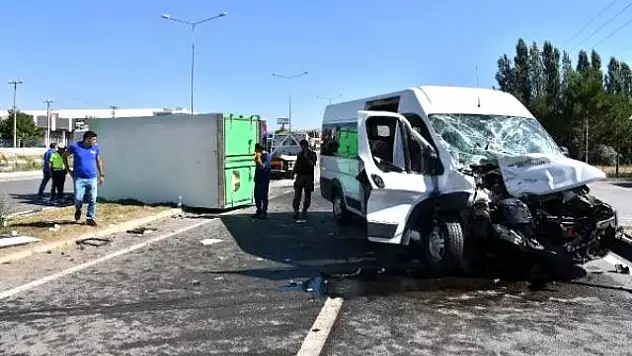 Özel harekatçıların minibüsü kamyonetle çarpıştı: 4'ü polis, 6 yaralı