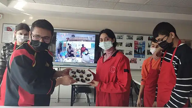 ÖZEL ÖĞRENCİLERDEN 'ÇİKOLATA KAPLI BADEMLİ VE CEVİZLİ HURMA'