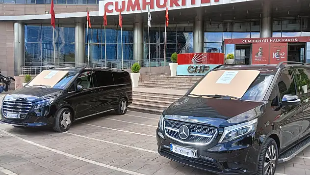 Özgür Özel döneminde CHP'ye tahsis edildiği iddia edilen iki araç 'Haram parayla alınmıştır' yazısıyla sergilendi
