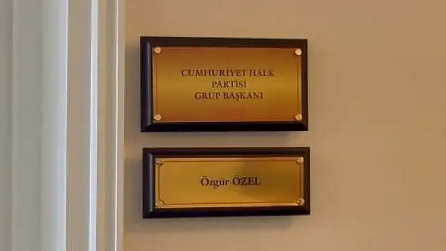 Özgür Özel'in Meclis'teki odasına 'CHP Grup Başkanı' tabelası asıldı