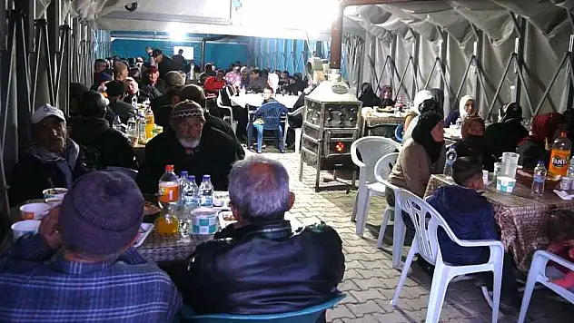 ÖZVATAN KERMELİK'TE GELENEKSEL İFTAR SOFRALARI KURULDU