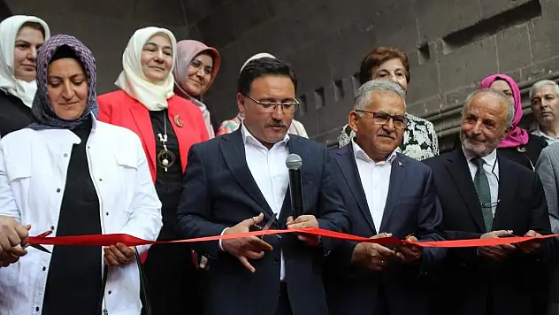 PADİŞAH VE ŞEHZADELERİN GİYDİĞİ 'DUALI GÖMLEKLER' SERGİSİ ZİYARETE AÇILDI