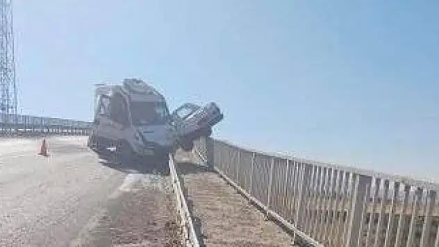 PALAS'TA TRAFİK KAZASI: 1'İ AĞIR 2 YARALI