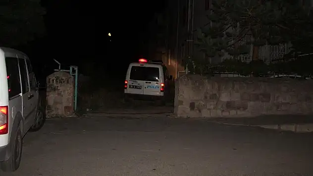 PARKTA OTURAN GENÇ MAGANDA KURŞUNUYLA YARALANDI