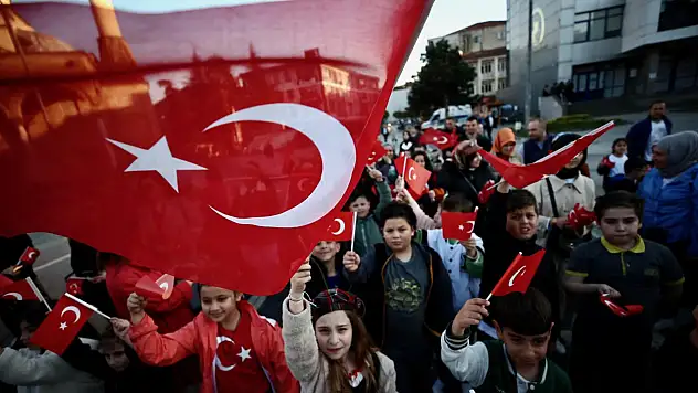 Pazartesi günü okullar Türk bayraklarıyla donatılacak