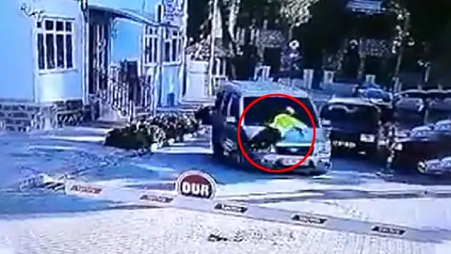 POLİS 'DUR' İHTARINA UYMAYAN ARACIN ÜZERİNE ATLADI