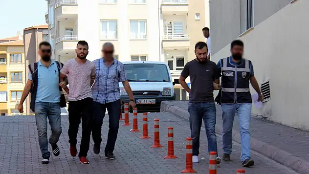 Polis otosuna çarptılar, ateş ettiler, kaçtılar, kıskıvrak yakalandılar