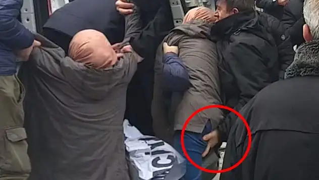 Polisin Eylemciye Yaptığı Hareket Tartışma Yarattı