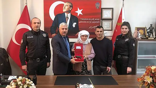 POLİSLER ŞEHİT ANNESİNİN TALEBİNİ YERİNE GETİRDİ