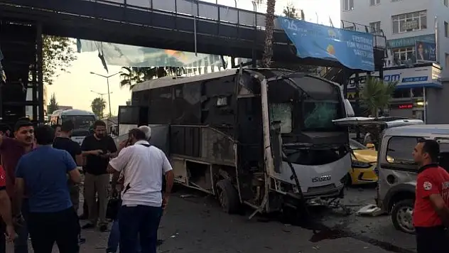 POLİSLERİ TAŞIYAN OTOBÜSE BOMBALI SALDIRI!