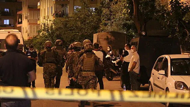 POMPALI TÜFEKLE İNTİHARA KALKIŞTI, ÖZEL HAREKAT İKNA ETTİ