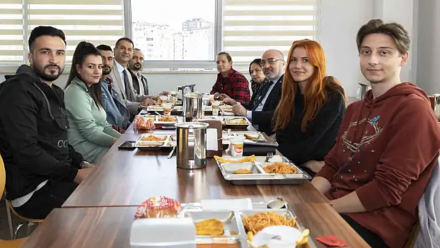 REKTÖR KARAMUSTAFA, ÖĞRENCİ YEMEKHANESİNDE ÖĞRENCİLERLE YEMEK YEDİ