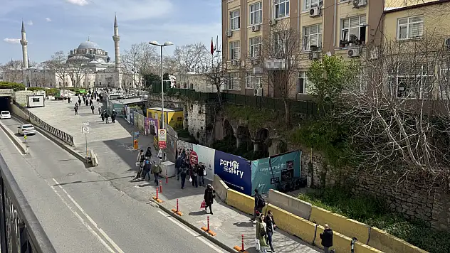 Roma kalıntıları ile modern şehir yaşamı aynı karede
