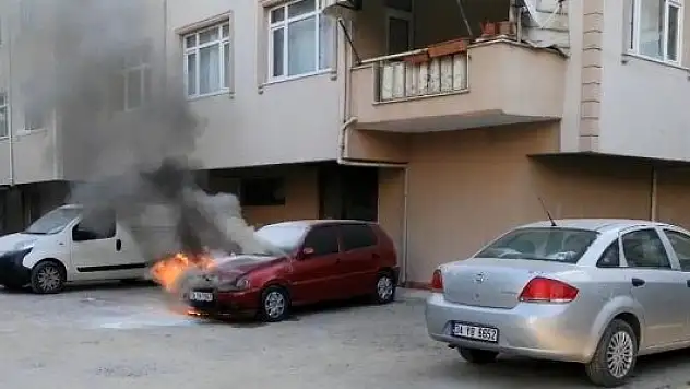 SAHİBİNİN ÇALIŞTIRAMADIĞI OTOMOBİL ALEV ALEV YANDI