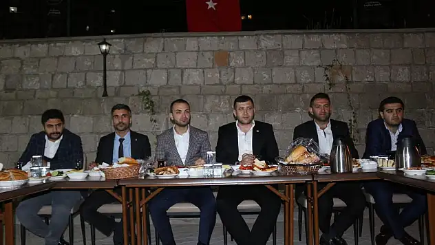 SAHURUNU KYK YURDUNDAKİ ÖĞRENCİLERLE PAYLAŞTI