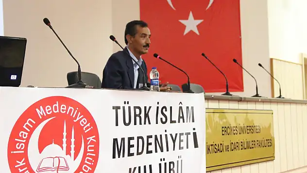 ŞAİR VE YAZAR HAKİ DEMİR, ERÜ'DE 'DARBE' KONULU KONFERANS VERDİ