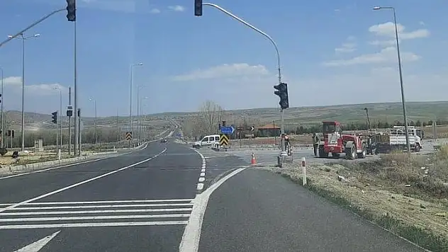 SARIOĞLAN ÇİFTLİK YOL KAVŞAĞINDA TRAFİK IŞIKLANDIRILMASI YAPILIYOR