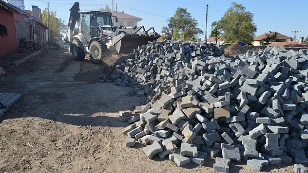 SARIOĞLAN ŞENYURT'TA, YOLUN EKSİK KALAN PARKELERİ TAMAMLANIYOR