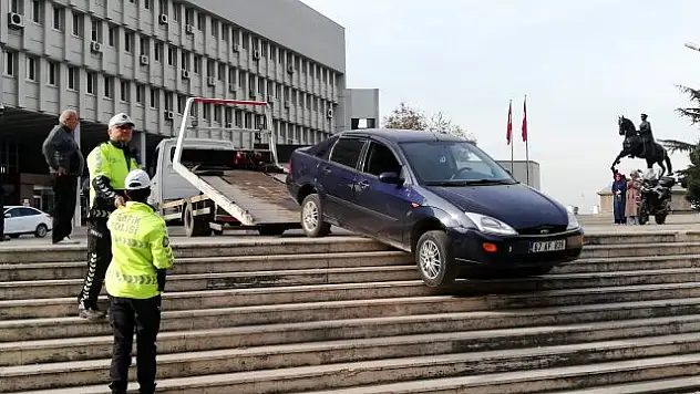 ŞAŞKIN SÜRÜCÜ YOL YERİNE MERDİVENDEN İNMEYE KALKTI