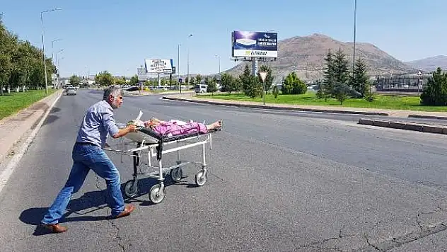 Sedyeyle cadde taşınan kadın, hastanede hayatını kaybetti