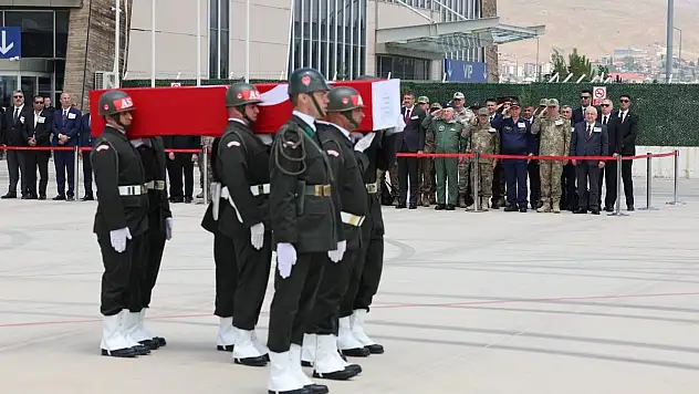 ŞEHİT 6 ASKER İÇİN HAKKARİ'DE TÖREN DÜZENLENDİ