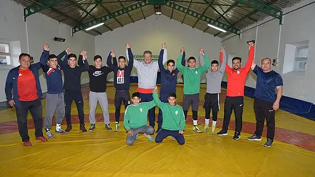ŞEKERSPOR MİLLİ GÜREŞÇİ BAŞKAN AKAY'I ZİYARET ETTİ