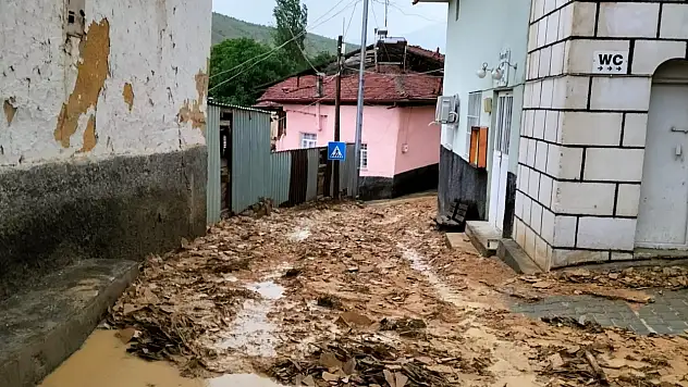 Sel suları köyü esir aldı, maddi hasar meydana geldi