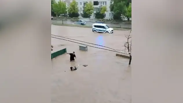 Sel sularına kapılan yaşlı adamı son anda kurtardılar