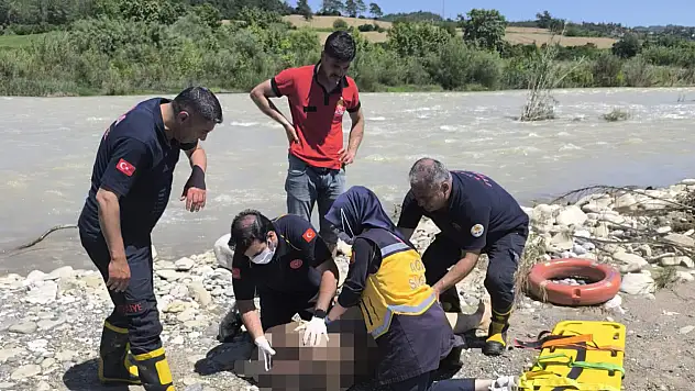 Serinlemek için girdiği suda can verdi