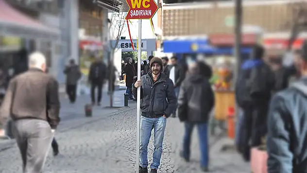Sevdiği kız için hergün bu tabelayı tutuyor