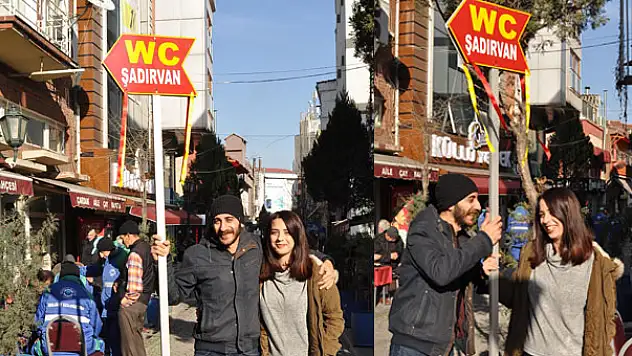Sevdiği kız için WC-Şadırvan' tabelasını tutan genç işsiz kaldı