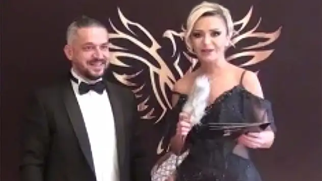 SEZER İLETİŞİM'E 'YILIN İLETİŞİM VE AKSESUAR FİRMASI' ÖDÜLÜ