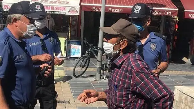 SİGARA İÇMEK İÇİN MASKESİNİ ÇIKARDI CEZADAN KURTULAMADI