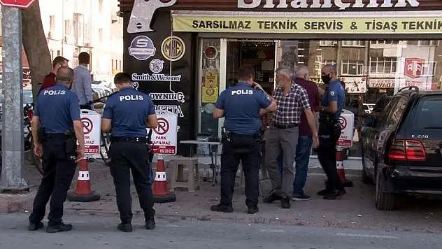 SİLAHINI DENERKEN KENDİNİ VURDU