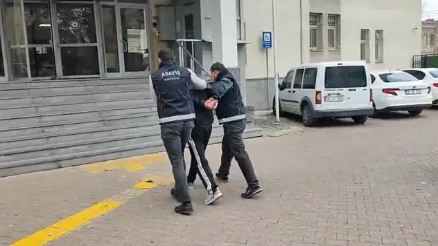 Silahla yağma suçundan aranan firari yakalandı