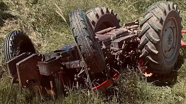 Sivas'ta kontrolden çıkan traktör devrildi: 1 ağır yaralı