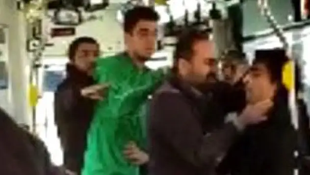 ÜSTÜ KİRLİ DİYE ÇOCUĞU OTOBÜSTEN KOVAN ŞOFÖR, TEPKİ GÖRÜNCE YOLCUYU DARP ETTİ!