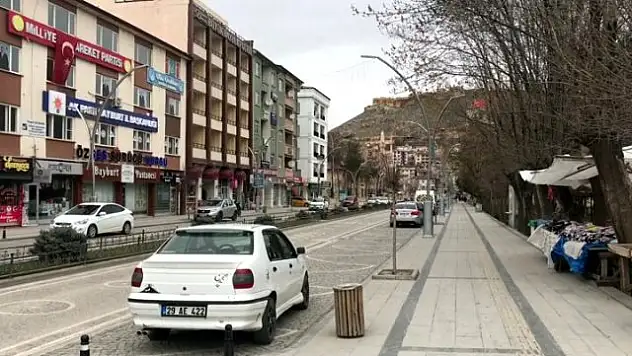 SOKAĞA ÇIKMA YASAĞI OLMAMASINA RAĞMEN EVLERİNDEN ÇIKMADILAR!