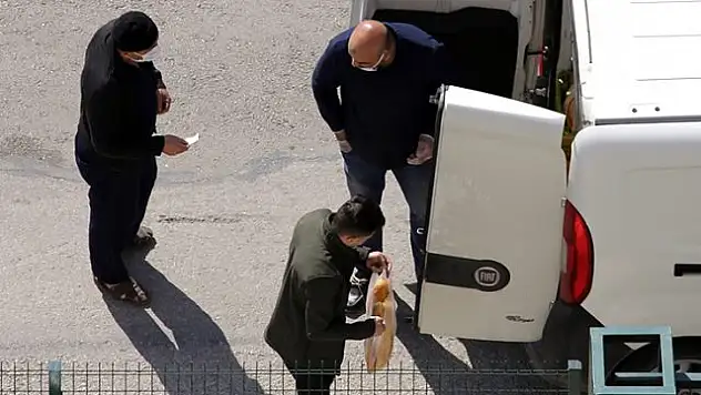 SOKAĞA ÇIKMA YASAĞINDA OLAN İLLERDE EKMEK DAĞITIMI BAŞLADI