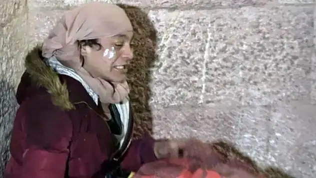 SOKAKTA DONMAK ÜZERE OLAN EVSİZ KADINI POLİS KURTARDI